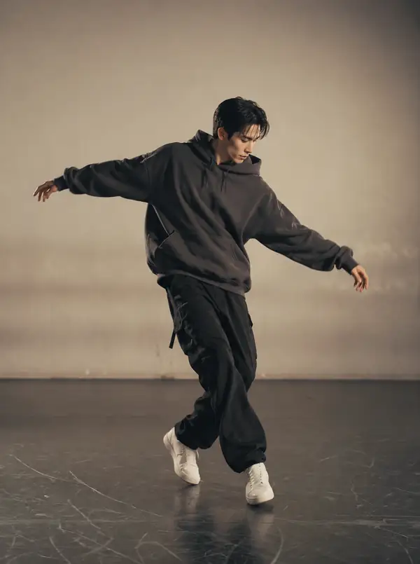 Eine stilvolle Person zeigt Bewegungen in einem minimalistischen Studio